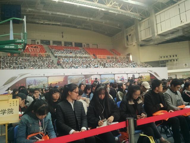 “百万大学生留汉”招聘会走进轻工大 年薪最高达150万