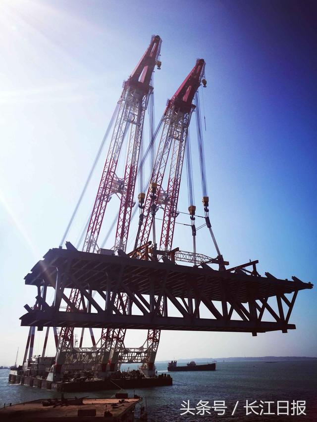 中国桥梁施工“巨无霸”破世界纪录,相当一次性吊起2千多台小汽车 中国桥梁施工“巨无霸”破世界纪录,相当一次性吊起2千多台小汽车