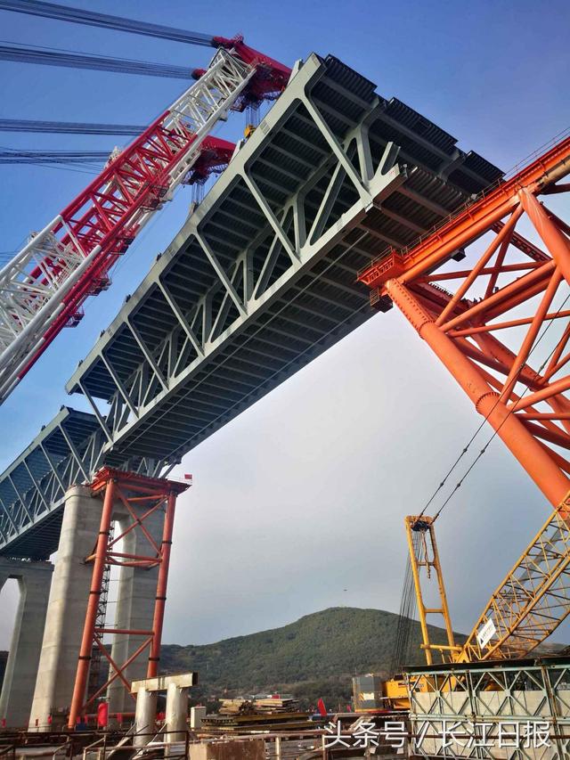 中国桥梁施工“巨无霸”破世界纪录,相当一次性吊起2千多台小汽车 中国桥梁施工“巨无霸”破世界纪录,相当一次性吊起2千多台小汽车