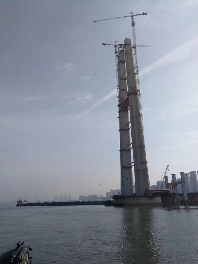 杨泗港长江大桥16.6吨重先导索过江 施工过程好比“穿针引线”
