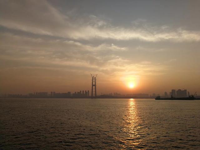 杨泗港长江大桥16.6吨重先导索过江 施工过程好比“穿针引线”