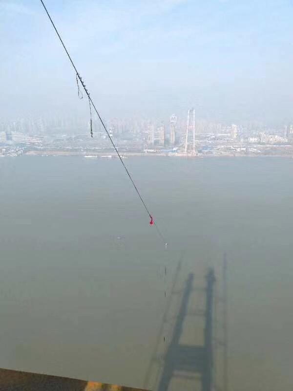 杨泗港长江大桥16.6吨重先导索过江 施工过程好比“穿针引线”